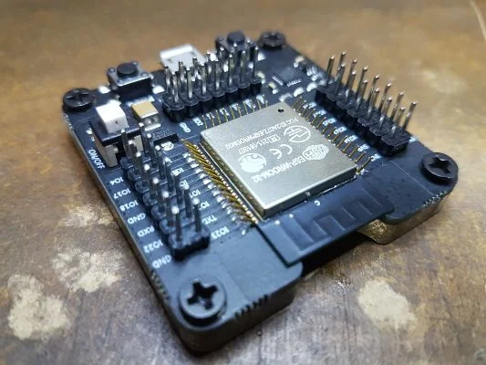 Polling e interrupção com ESP32 usando um reed switch