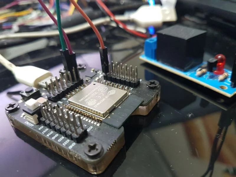 ESP32 com MQTT, servidor web e sistema de arquivos