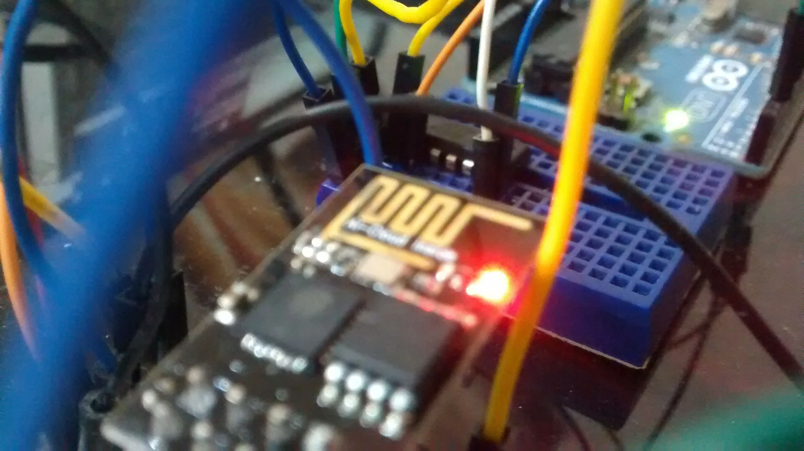 Buffer não-inversor CD4050 com ESP8266 e Arduino UNO